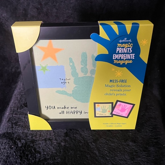Great photo frame with individual handprint magic print from Hallmark. - Picture 1 of 3